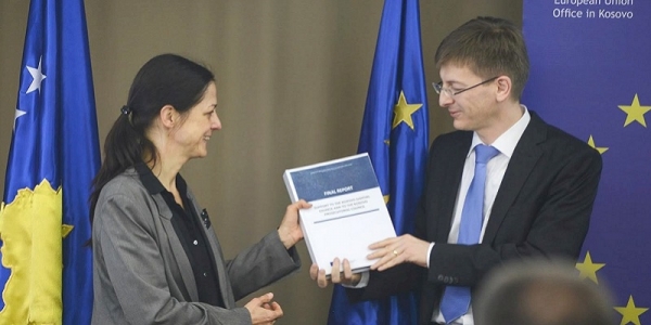 Dr Oliver Mader hands over the final report to Ms Julia Jacoby, Head of Cooperation at the EU Kosovo